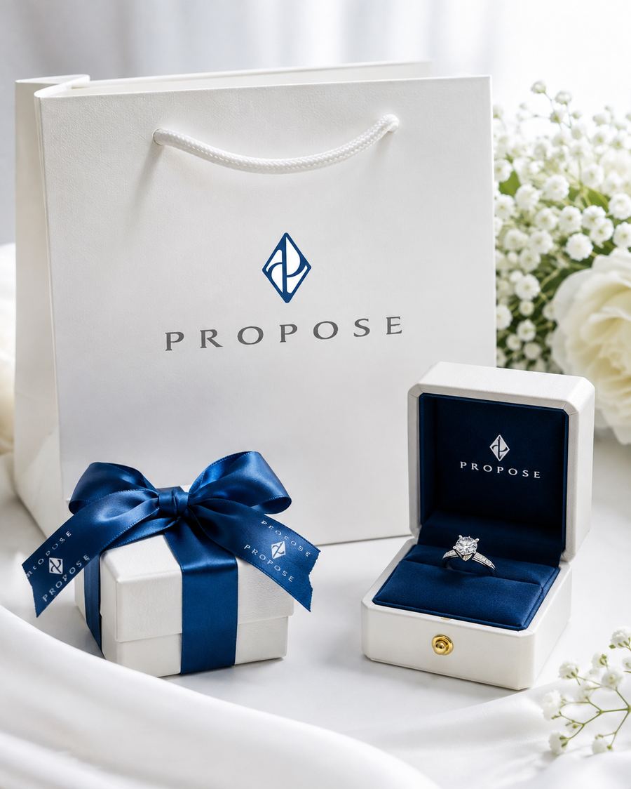 PROPOSEのショッパーとリボンをかけた箱、婚約指輪の入ったリングケース
