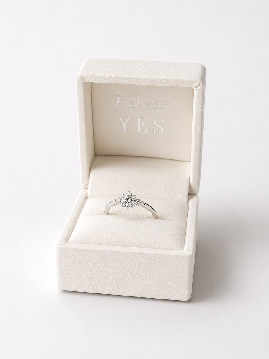 「Just say YES」と刻まれたサプライズケース