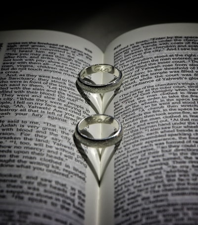 リングの内側何入れる？刻印文字入れはアイデア次第！｜婚約指輪・結婚