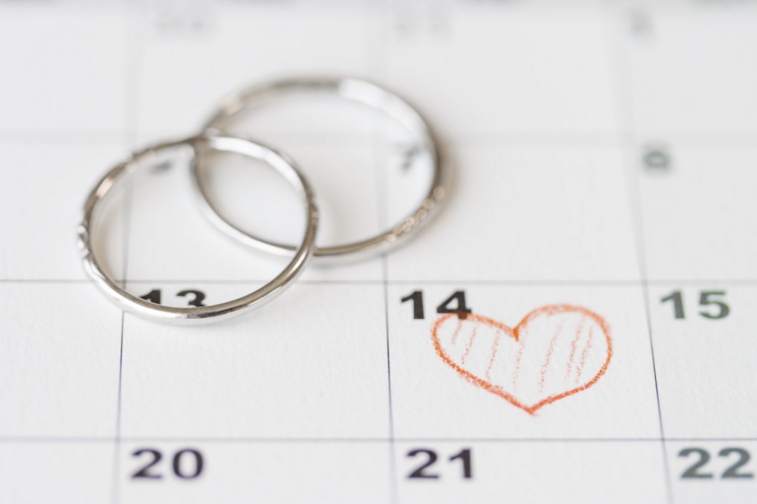 カレンダーと指輪のイメージ写真