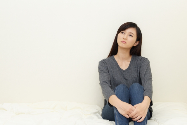憂鬱な表情の女性のイメージ写真