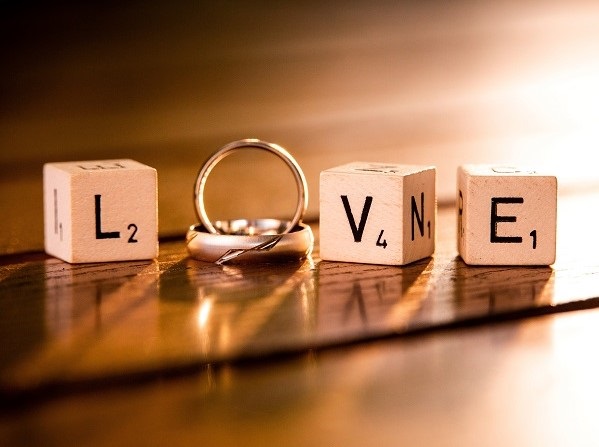 LOVEの文字と結婚指輪のイメージ