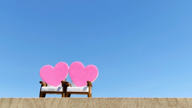 二つ並ぶ椅子とハートのイメージ写真