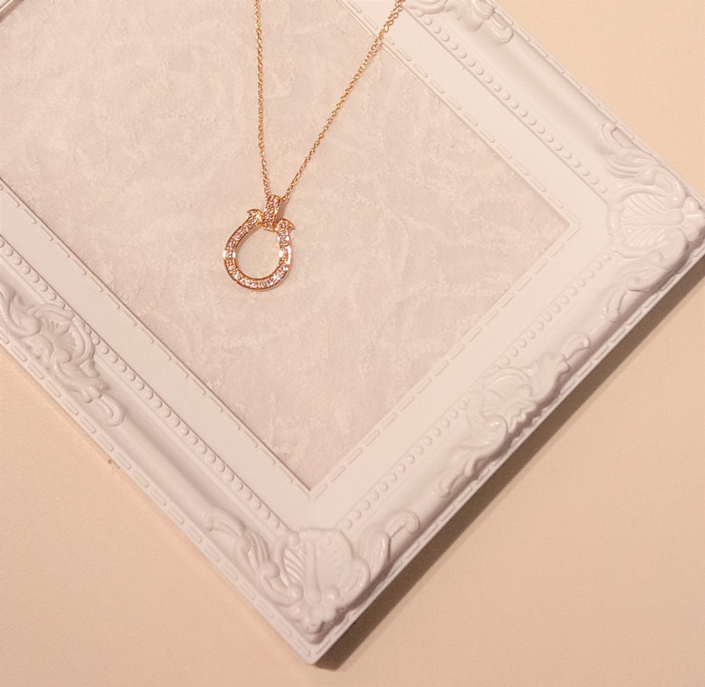 ダイヤモンドのついたホースシューネックレスの写真