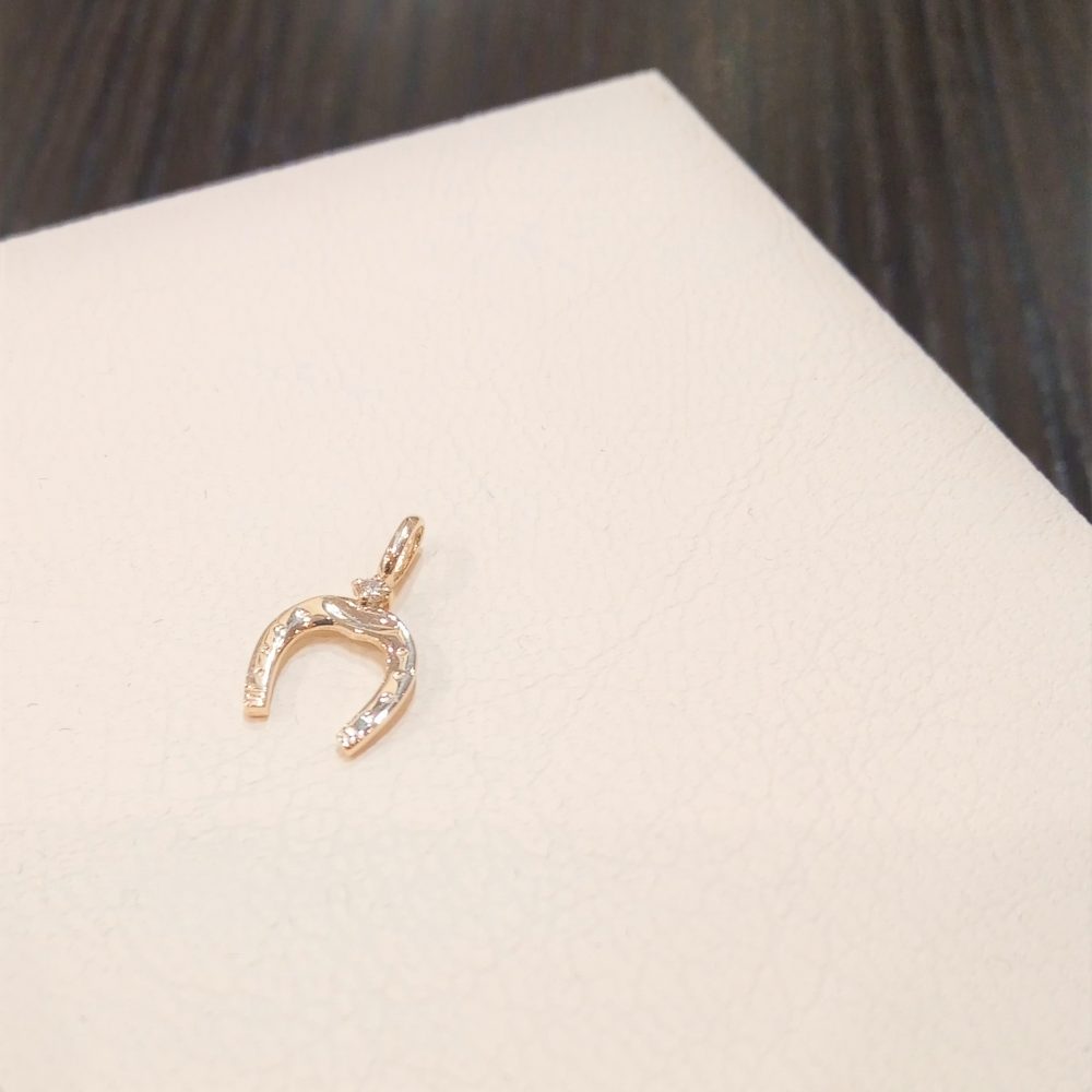 ホースシューのチャームの写真