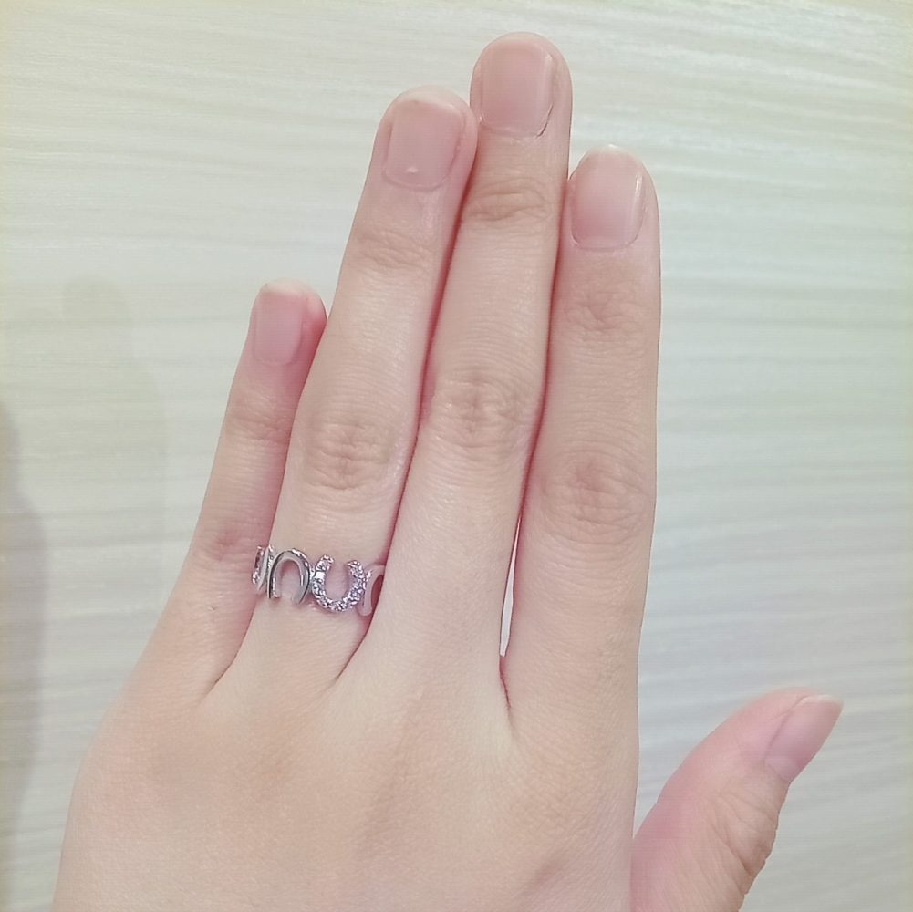 ホースシューの指輪をつけた写真