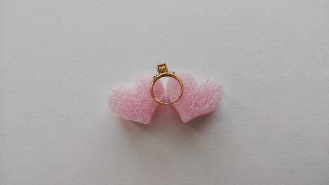 ハートとゴールドの指輪のイメージ写真