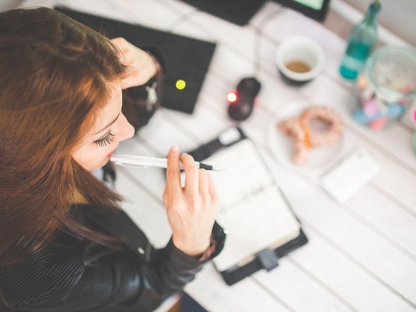 考える女性イメージ