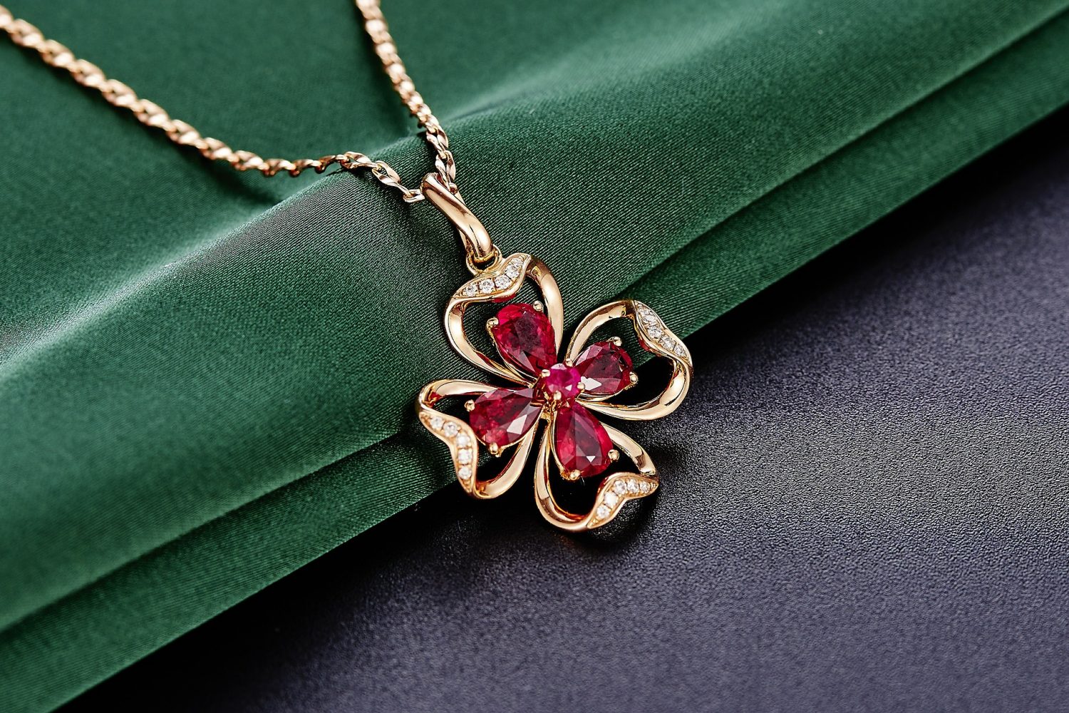 ルビーのネックレスのイメージ写真