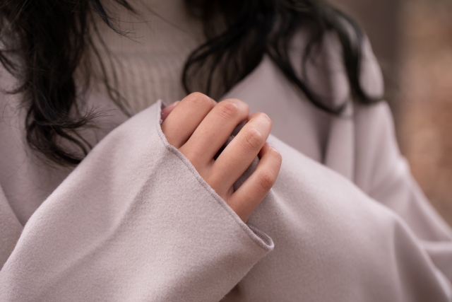 待ち合わせをする女性のイメージ写真