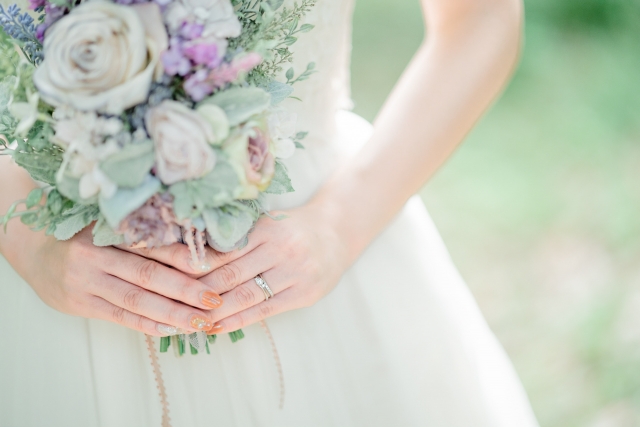 ブーケを持った花嫁のイメージ写真