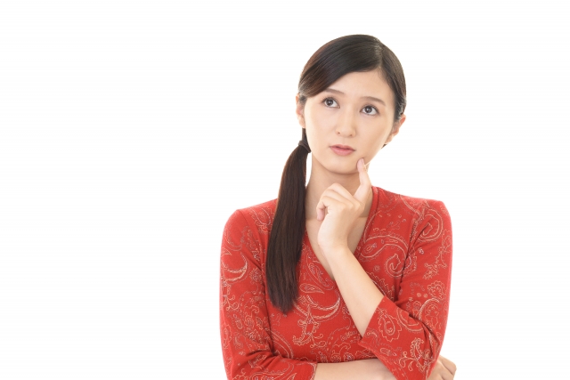 考える女性のイメージ写真