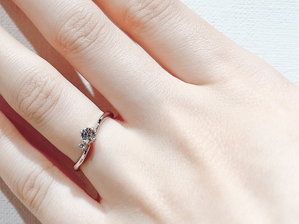 プロポーズオリジナル婚約指輪着用