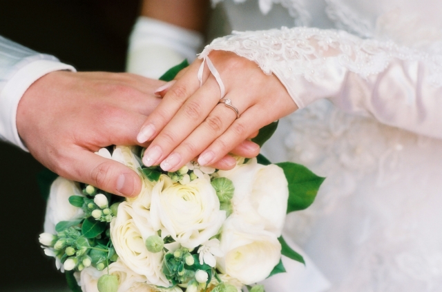 結婚式の新婦と新郎のイメージ写真