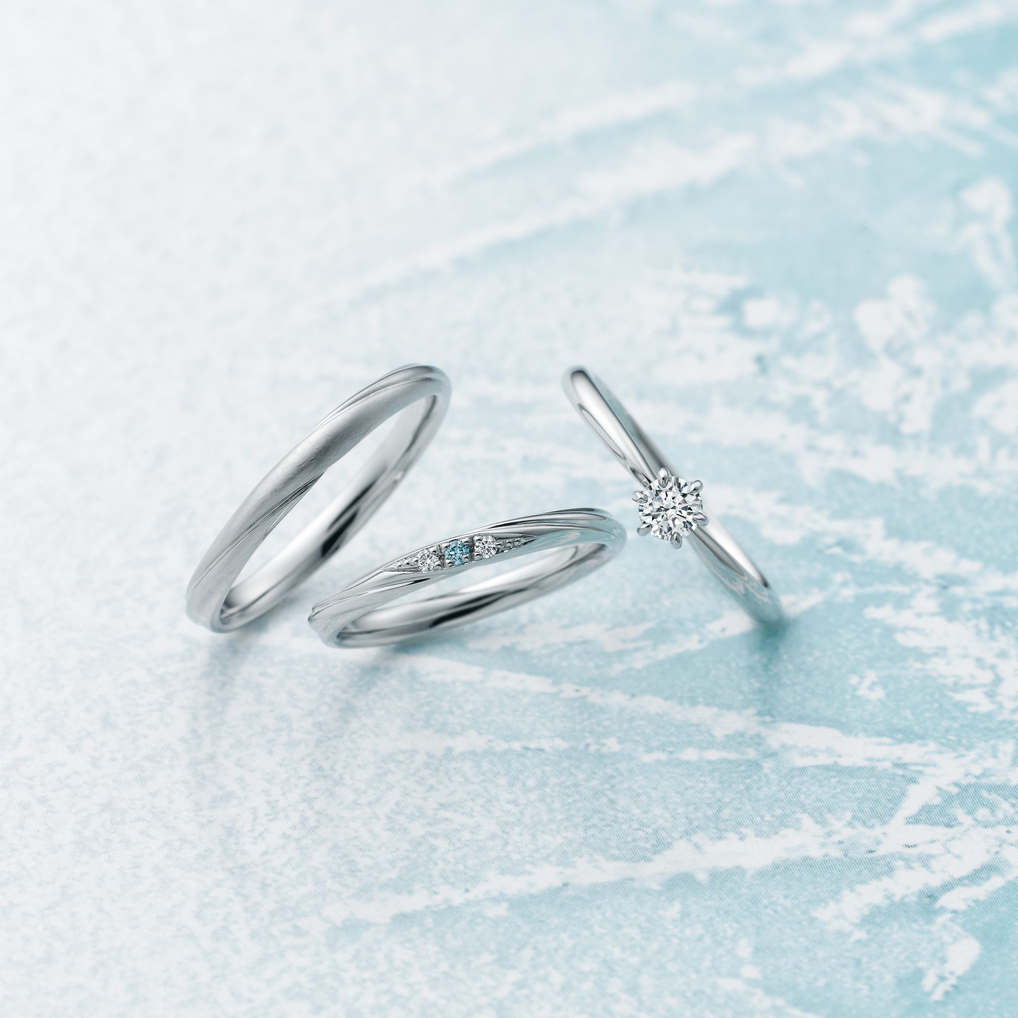 Ice Blue DAIAMONDの指輪のSnowCrystalの写真