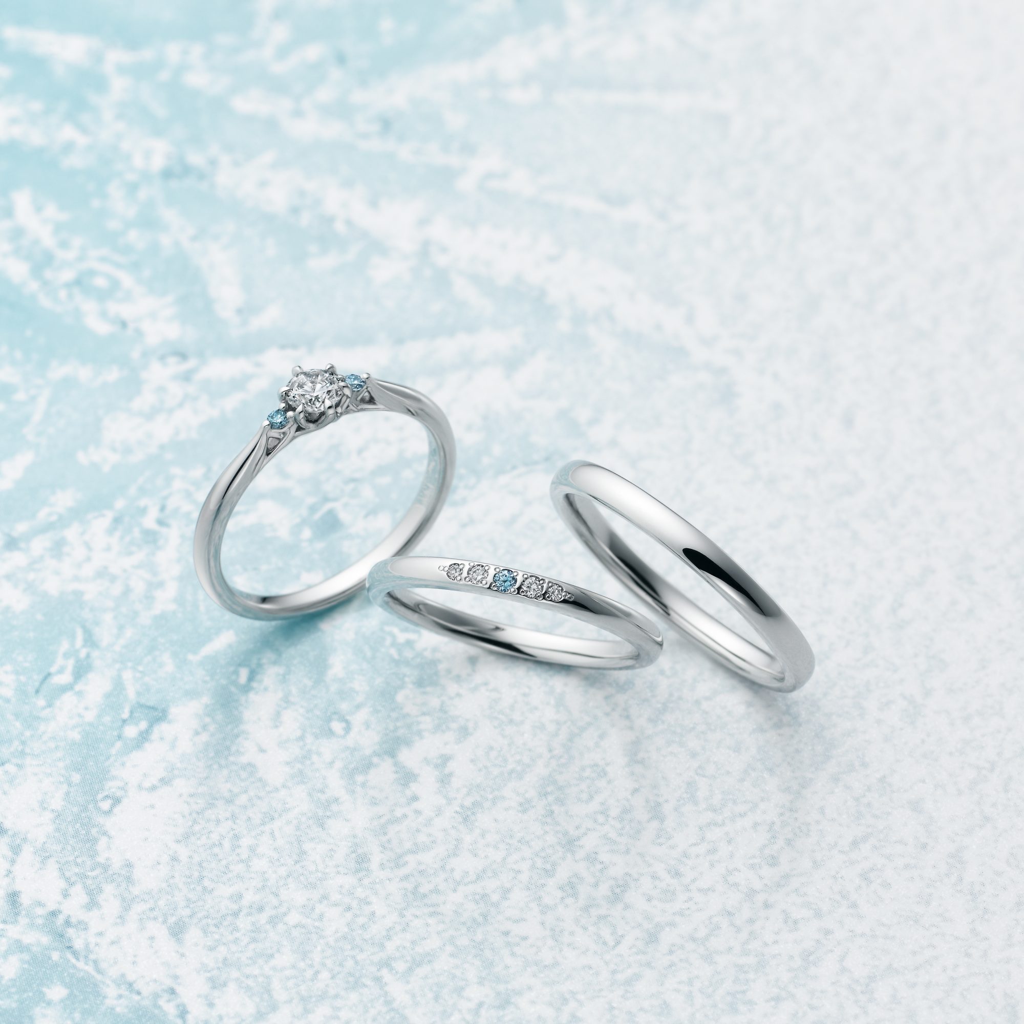 Ice Blue DAIAMONDの指輪のFrostFlowerの写真