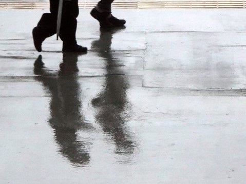 雨の中のカップル