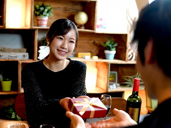 お祝いするカップル