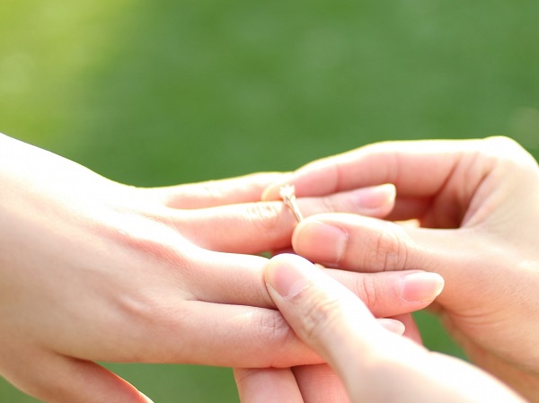 プロポーズする手