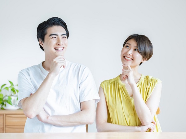 考えるカップル