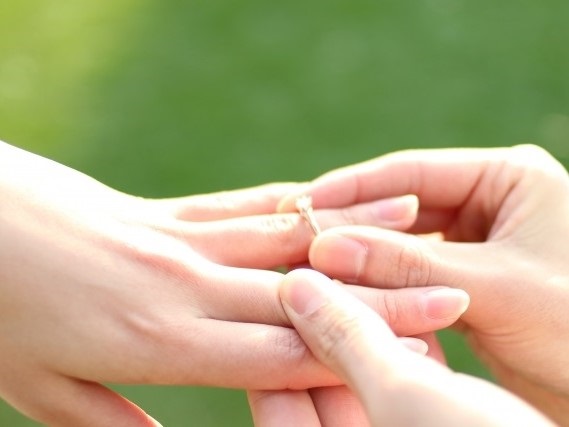 婚約指輪を贈る