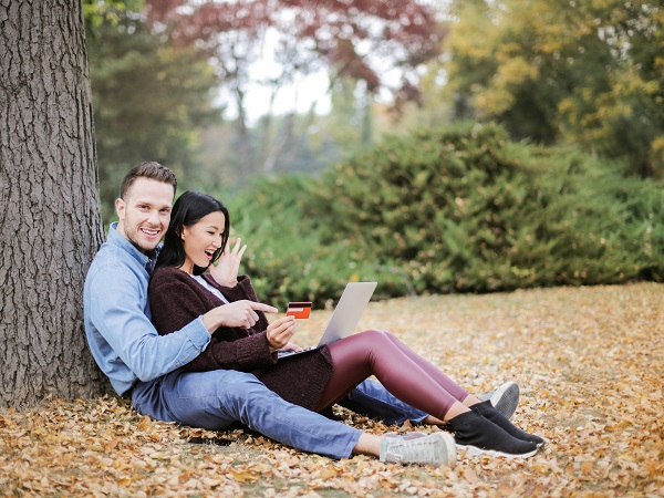 ボーナス払いするカップル