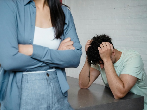 悩んでいるカップル