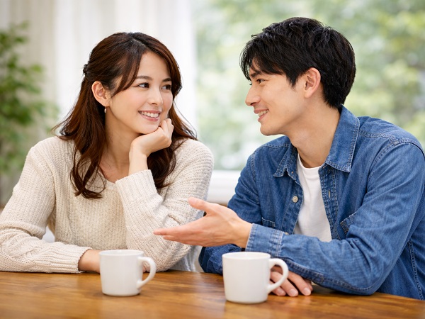 話し合うカップル